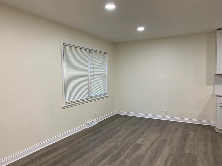 1000 E Irving Park Rd — Photo 9