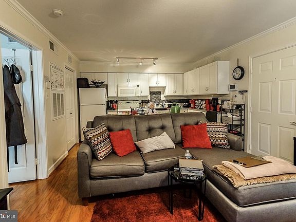 4th image of 3306 Wyndham Cres #128