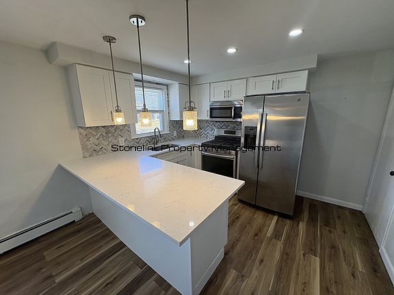 2nd image of 321 Budlong Rd