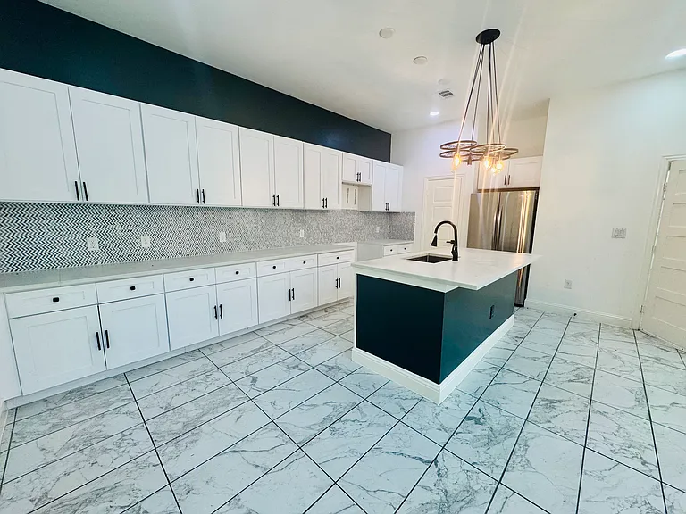 2902 Jim St — Photo 4