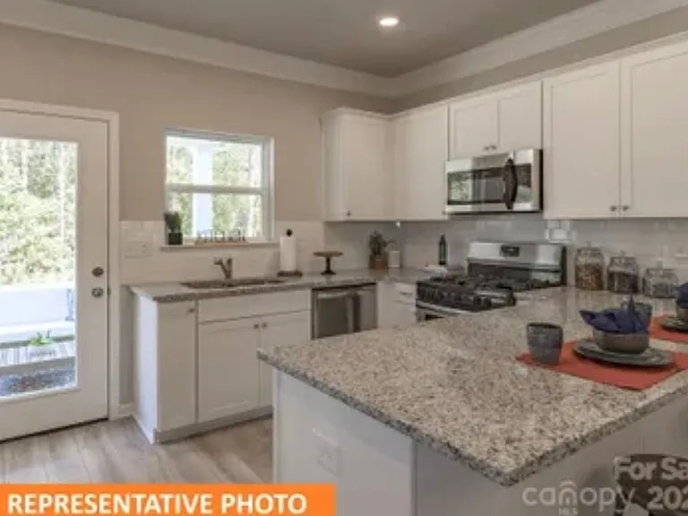 1260 Langston Ln — Photo 2
