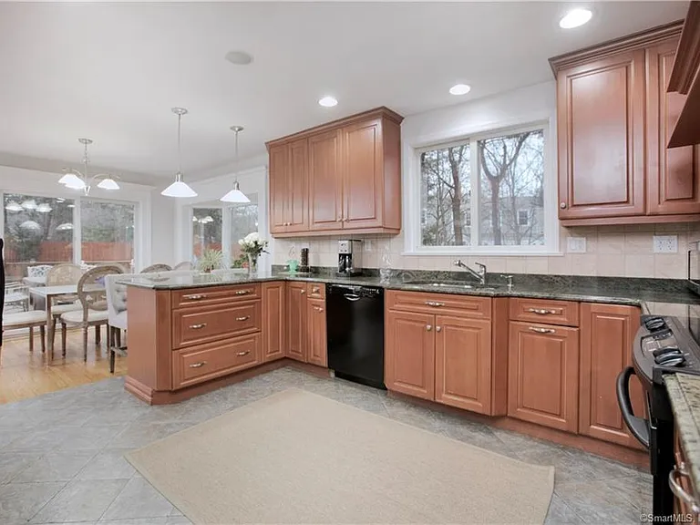 8 Lone Pine Ln — Photo 9