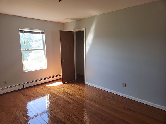 5th image of 897 Deer Park Ave