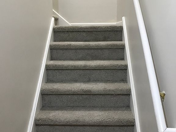 STAIRWAY TO MAIN LEVEL 