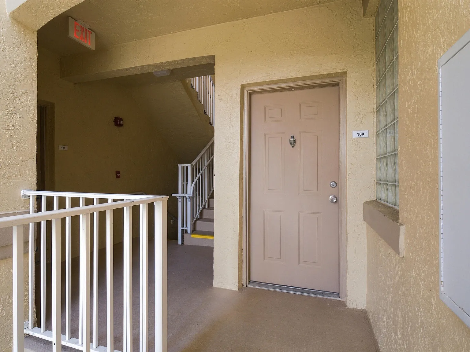 3 bed, 2.0 bath, 1113 sqft, $2,450 — Photo 3