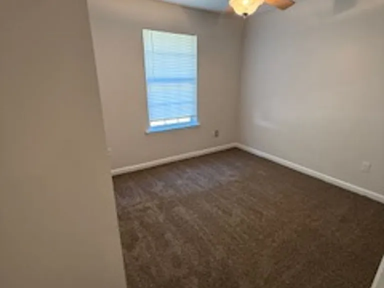 4556 Deslin Dr — Photo 19