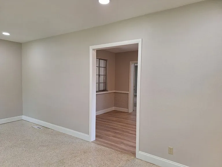 6826 Dorchester Dr — Photo 10