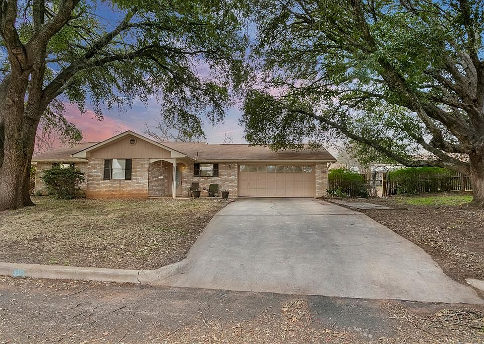 1st image of 109 W Driftwood Dr