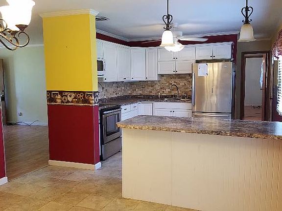 3rd image of 806 Sunset Dr