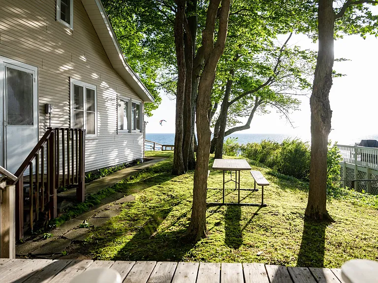 2537 Lakefront Dr — Photo 2