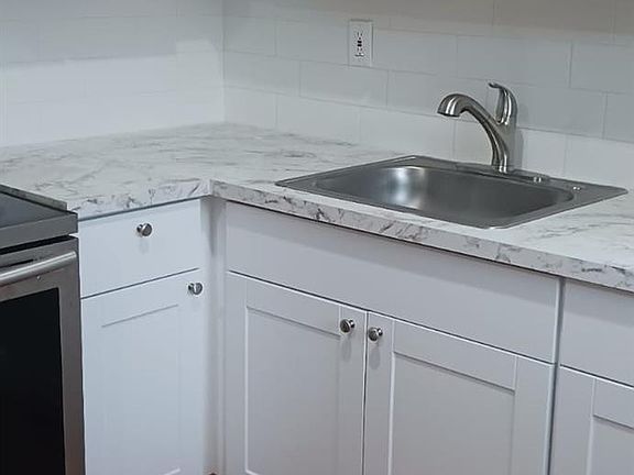 5th image of 913 SW 15th Ter #1