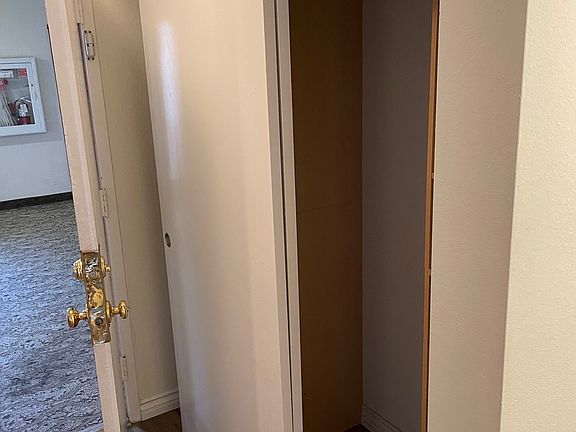 Jacket/shoe closet by entrance