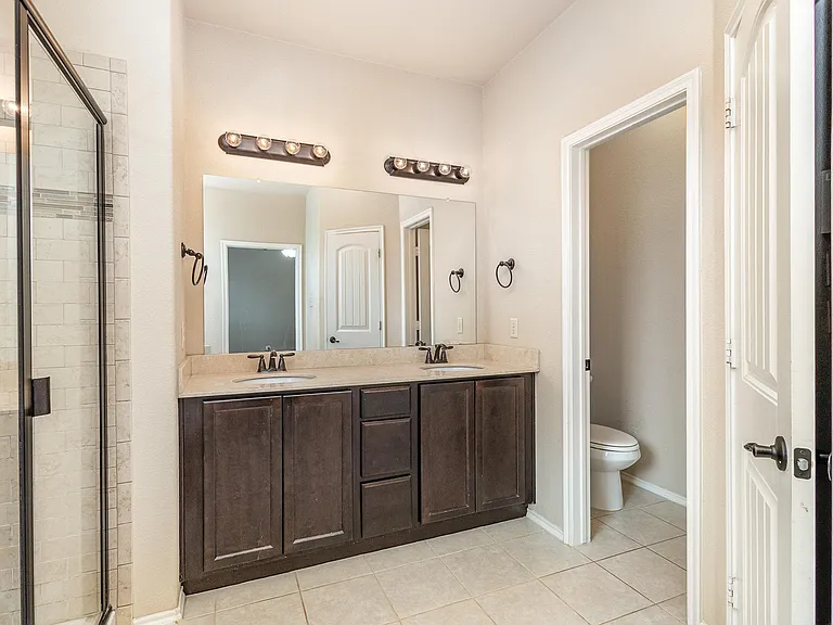 208 Whitman Dr — Photo 13