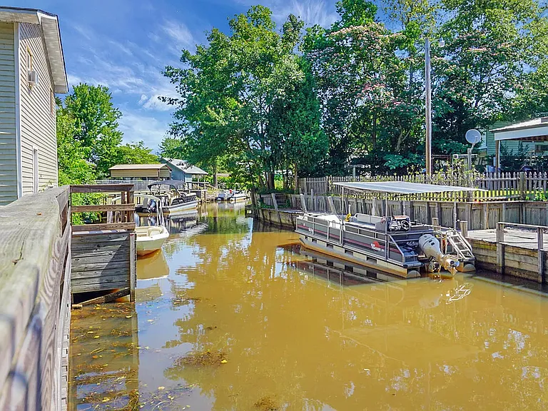 318 Lake Moultrie Dr #B — Photo 3