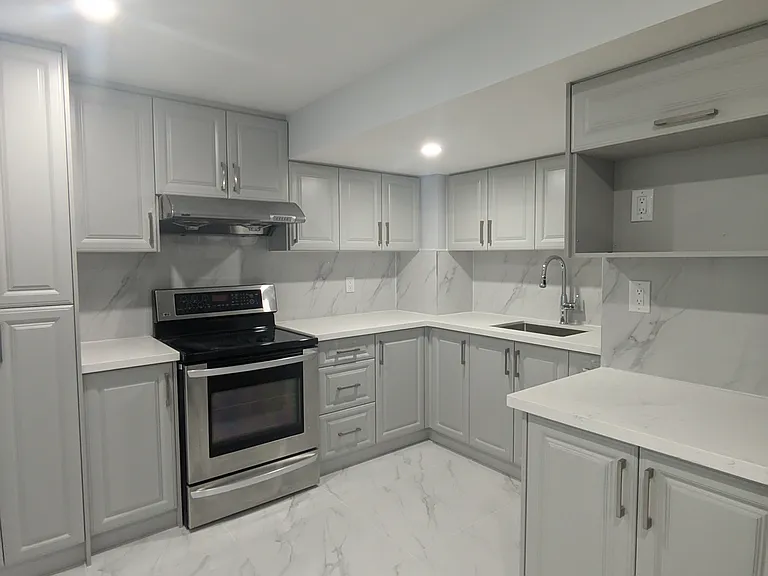 51 Britannia Ave E — Photo 12