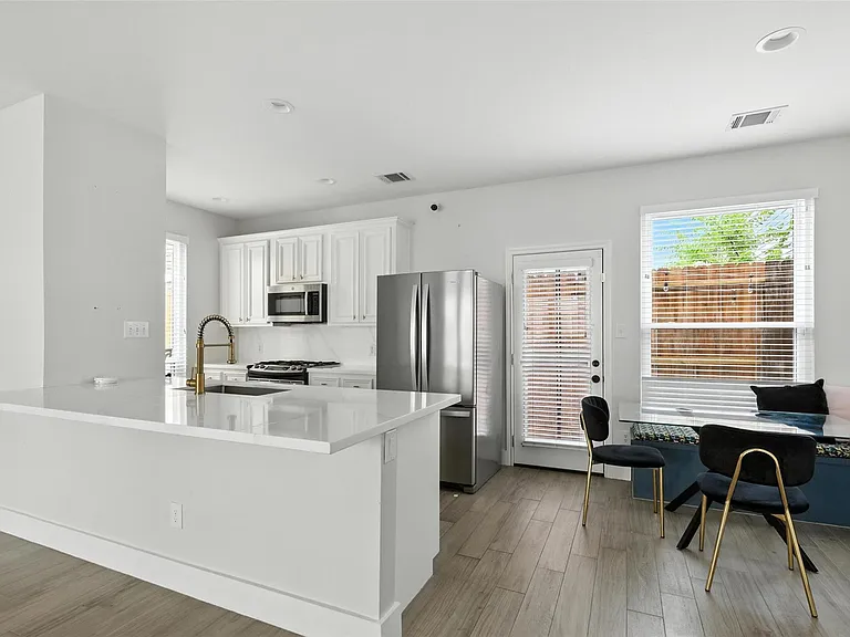 2020 Bailey St — Photo 7