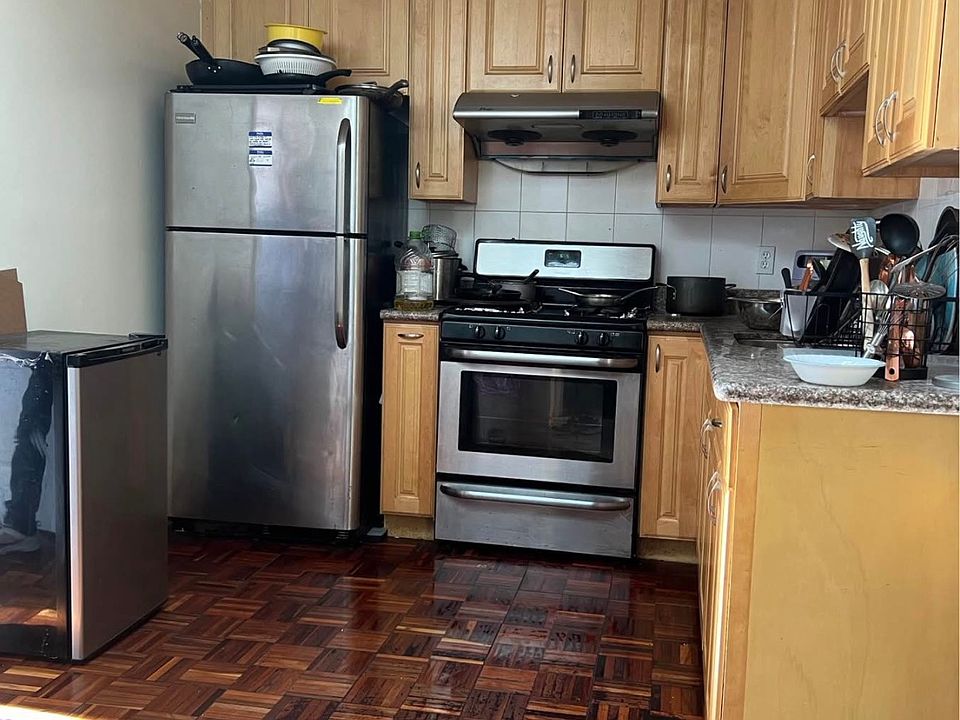 2nd image of 650 Head St