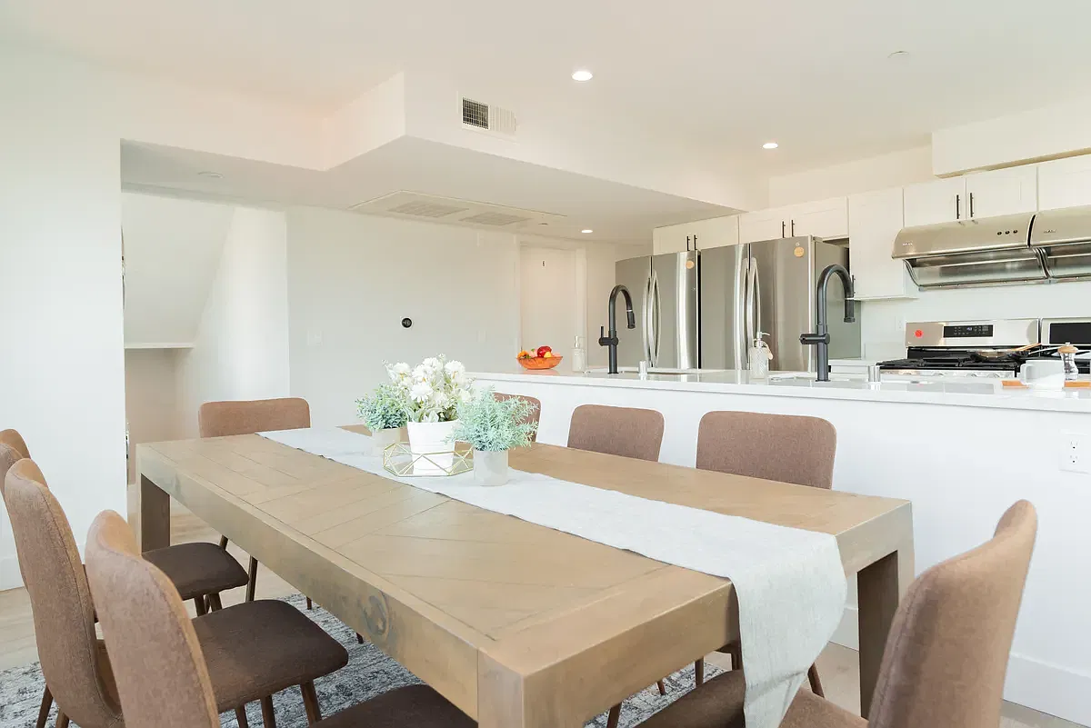 12 bed, 4267 sqft, $875 — Photo 3