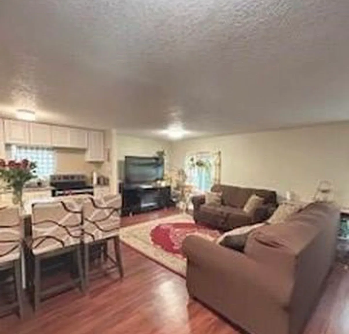 3 bed, 1200 sqft, $3,300 — Photo 4