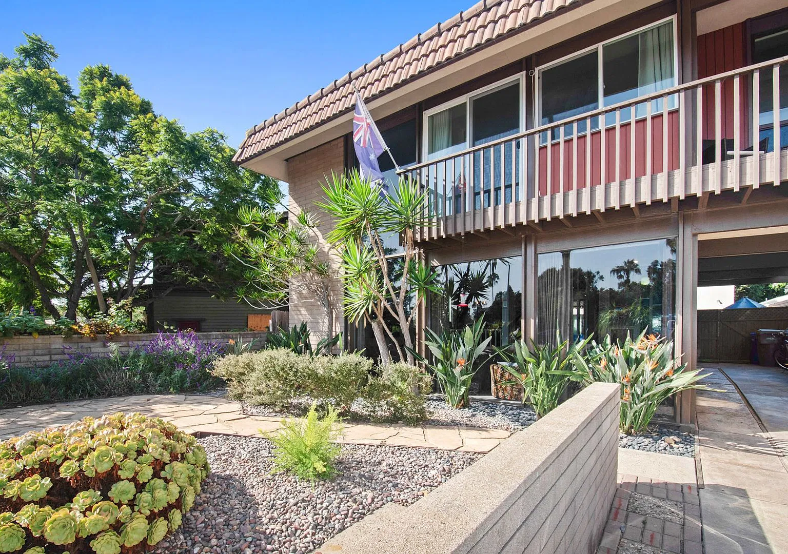 Custom Home with Views of Golf Course — Photo 3