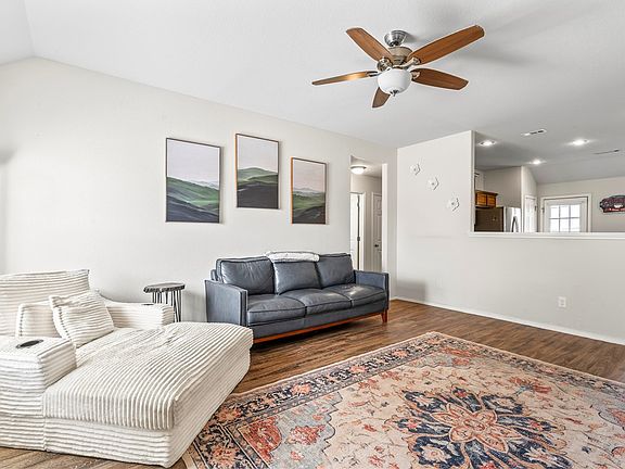 4th image of 410 Driftwood St