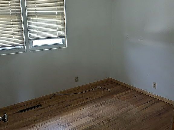4th image of 916 11th Ave N