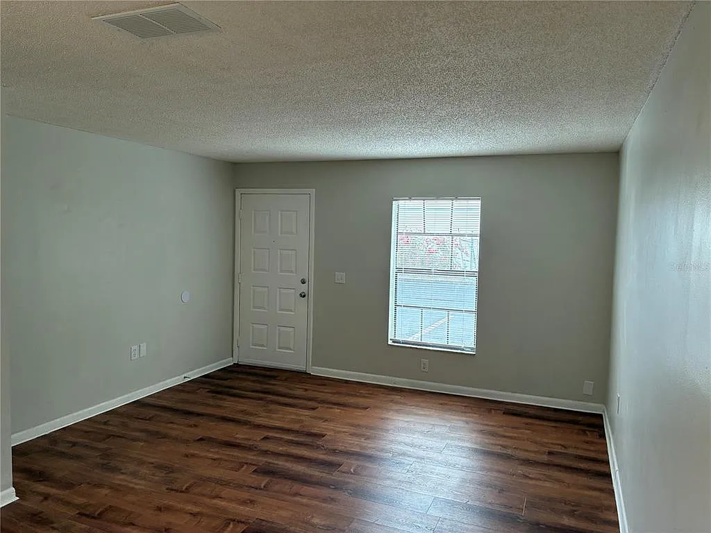 2 bed, 1.0 bath, 900 sqft, $1,450 — Photo 2