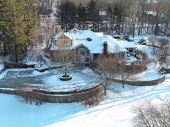 5th image of 150 Old Farm Road N