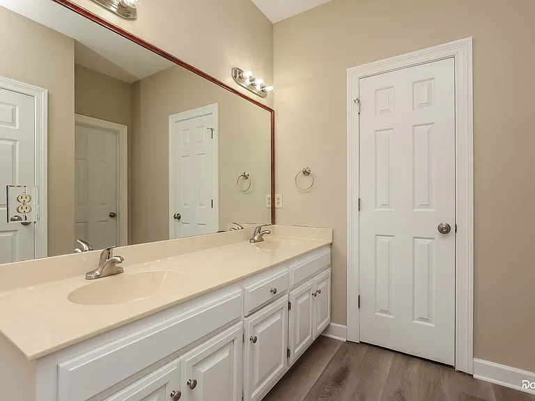 1229 Charlton Dr — Photo 7