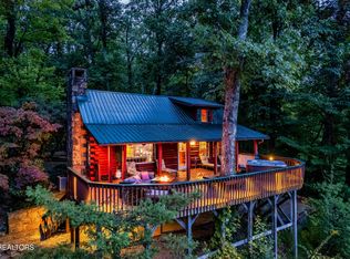 1008 E Foothills Dr, Gatlinburg, TN 37738