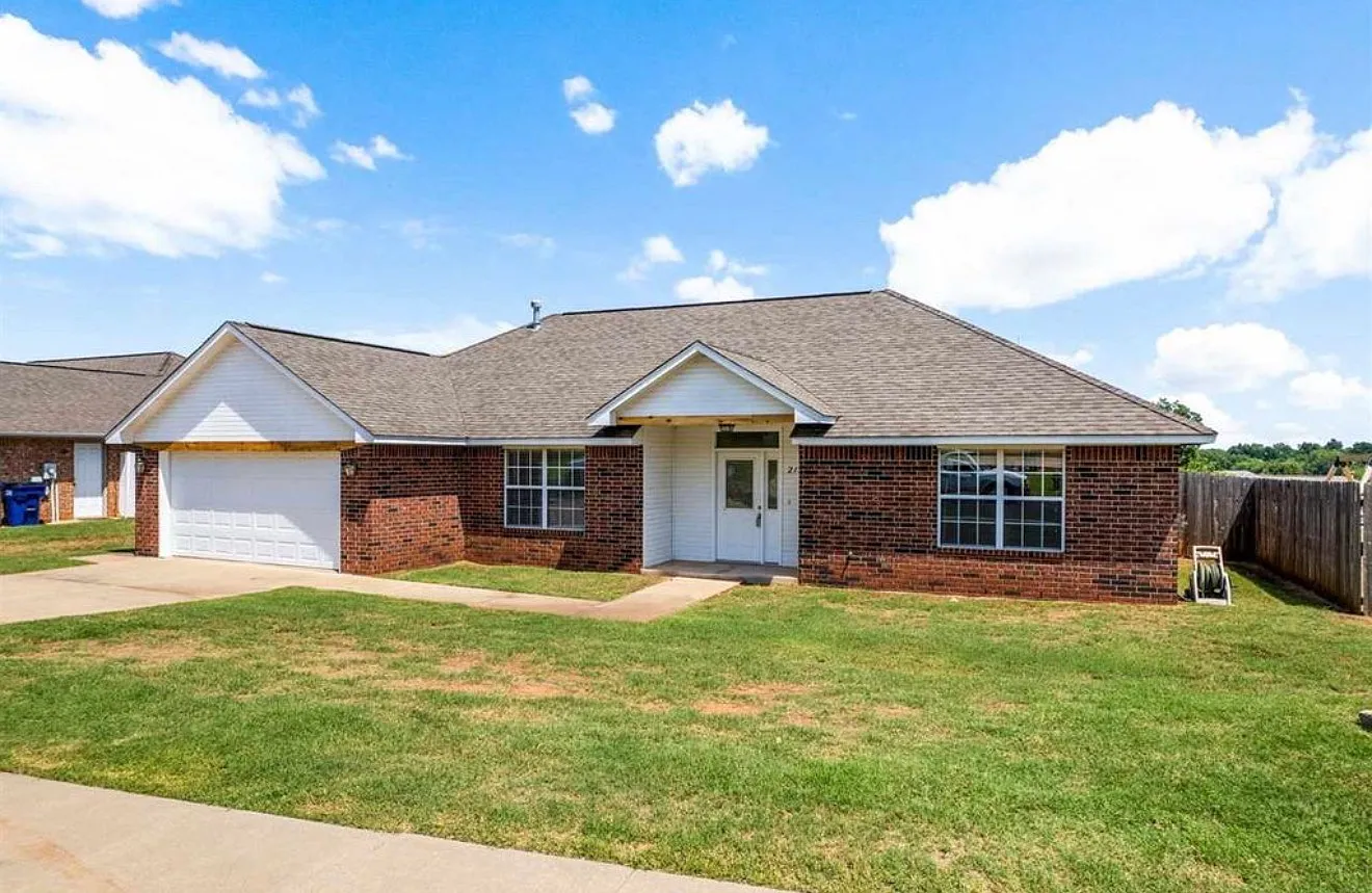 4 bed, 1996 sqft, $700 — Photo 1