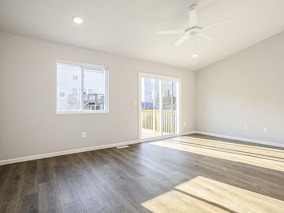 5th image of 1029 Foxglove Ave
