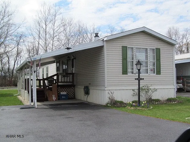 1012 Rosewood Dr photo 1