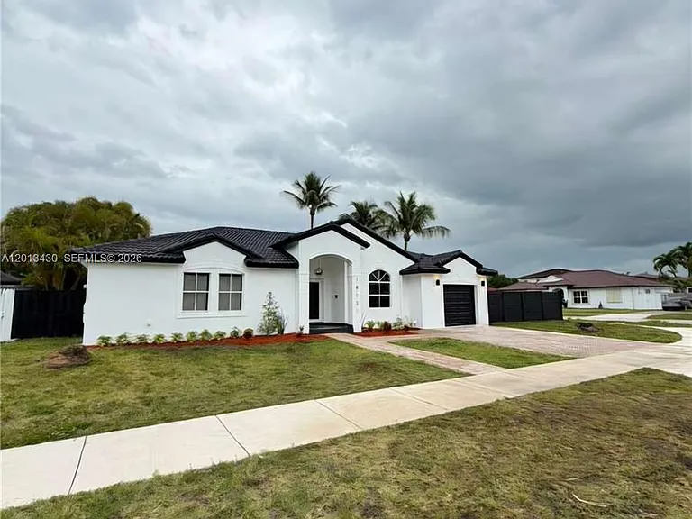 18121 SW 152nd Ct — Photo 3