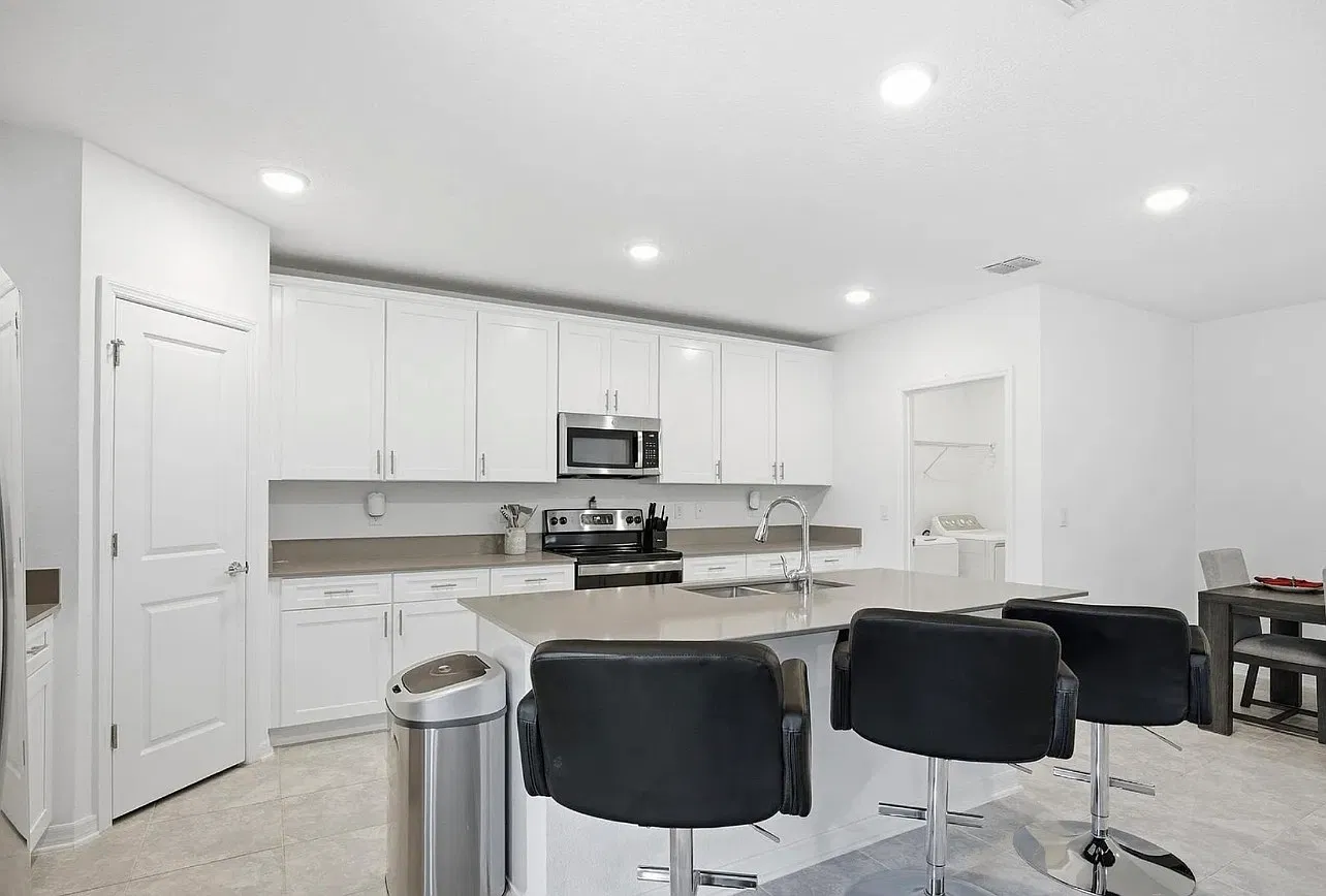 5 bed, 2.5 bath, 2210 sqft, $3,600 — Photo 2