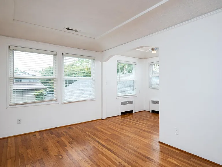 2211 NE Pacific St — Photo 9