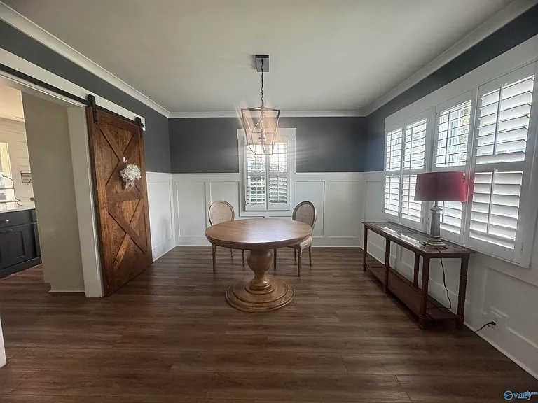 208 Surrey Rd SW — Photo 9