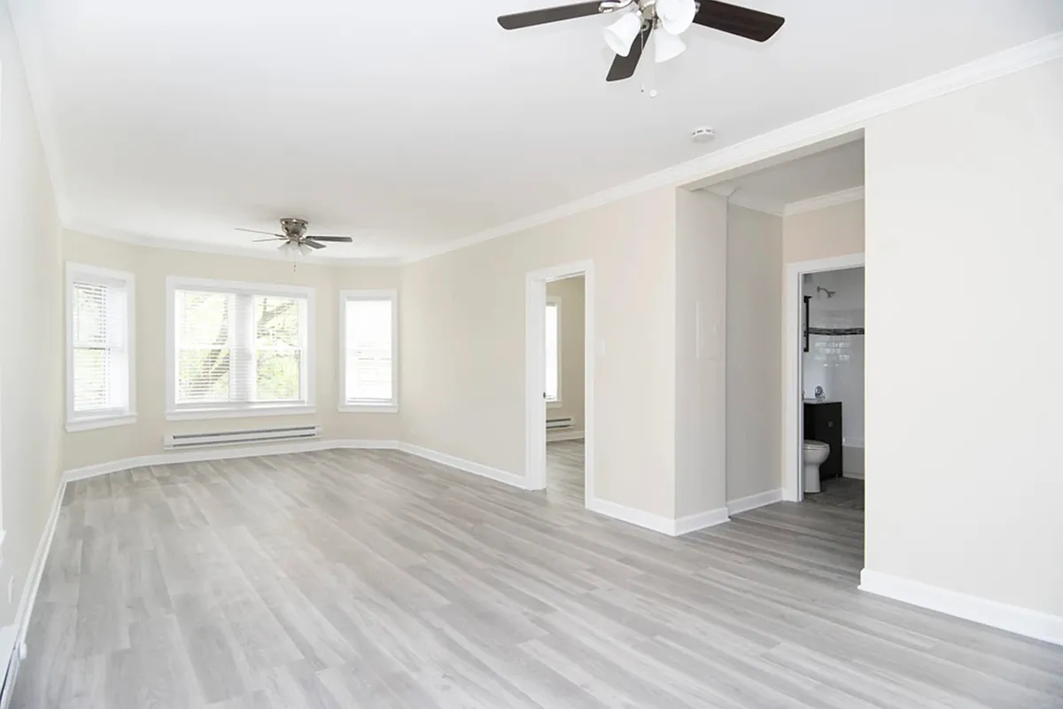 Building Photo - 647 W Roscoe St #648-2S