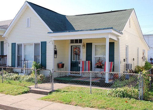 1st image of 425 Pelham St