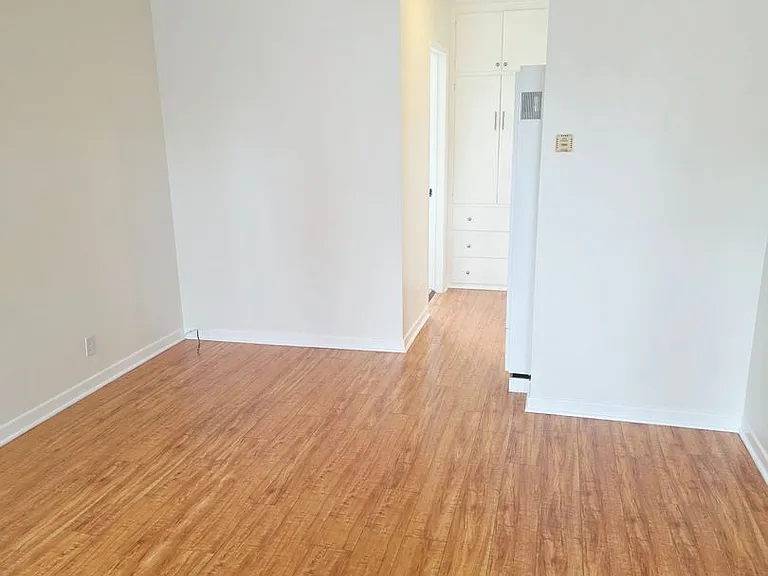 1056 Linden Ave — Photo 3