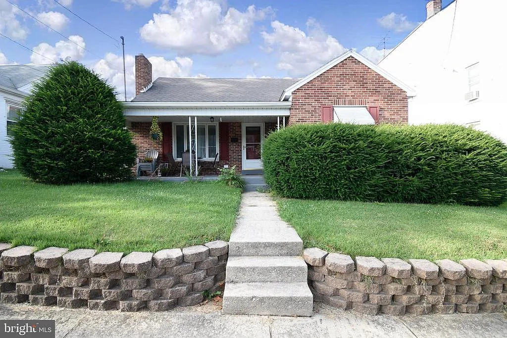 115 W Maple St photo 1