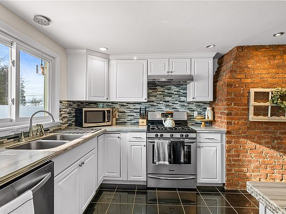 5th image of 142 Farmington Rd