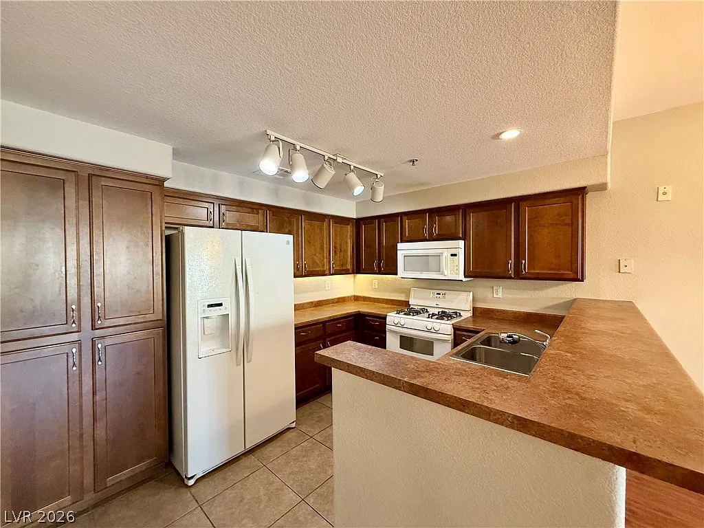 3 bed, 2.0 bath, 1308 sqft, $1,900 — Photo 2