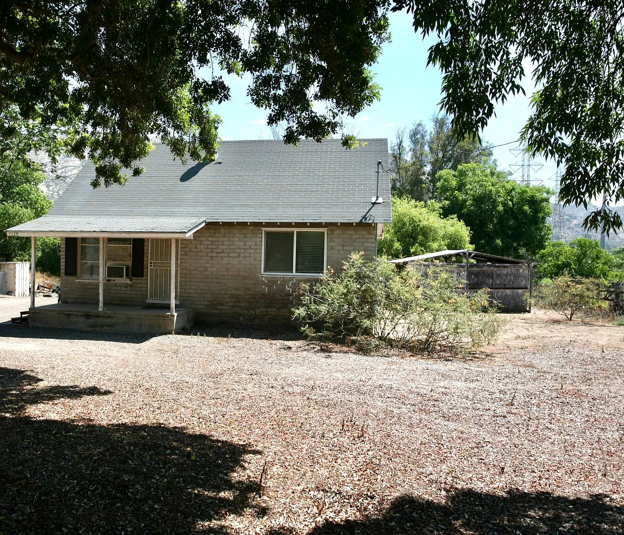 3 Br that is a little bit country — Photo 2