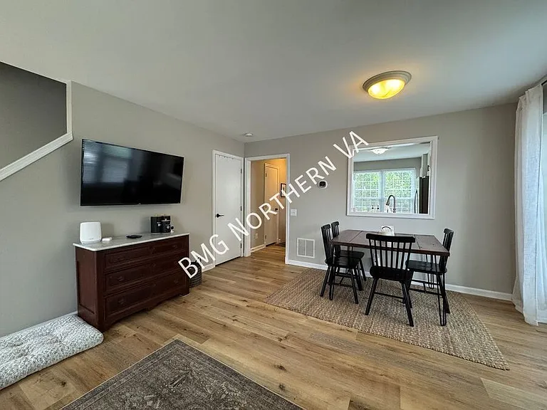 301 Bridle Crest Sq NE — Photo 4