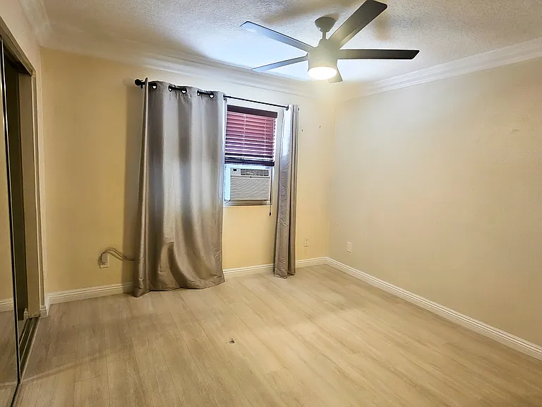 3425 E 15th St #4 — Photo 7
