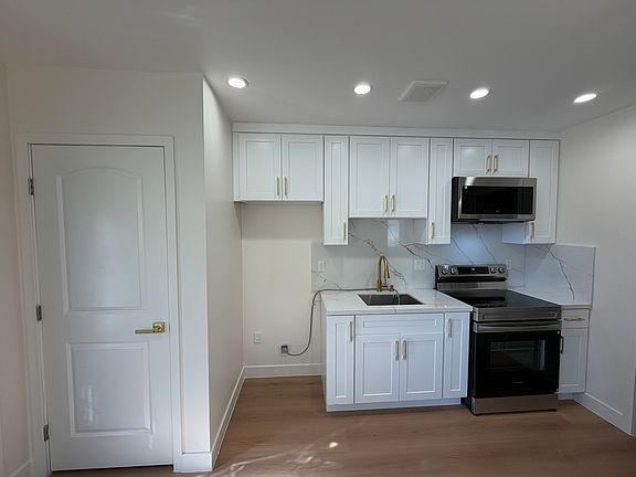 5th image of 19055 Gledhill St