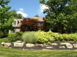 27 Pine Manor Dr, Hellertown, PA 18055