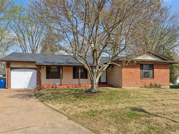1490 Burnside Ct, Florissant, MO 63031
