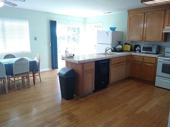 Kitchen / Dining area